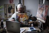 Dosen seni di Penn State York masih tetap menjalankan profesinya meski harus melalui layar laptop bagaimana caranya?