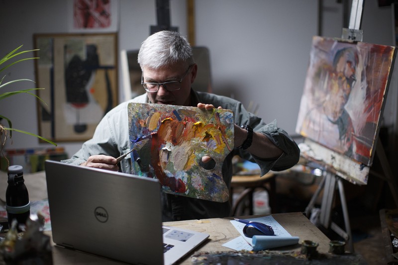 Dosen seni di Penn State York masih tetap menjalankan profesinya meski harus melalui layar laptop bagaimana caranya?