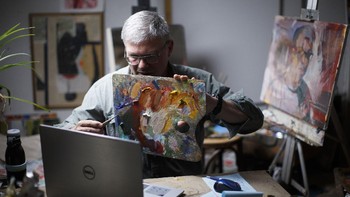 Dalam kelasnya ini, ia tengah mengkritik lukisan karya dari seorang muridnya.  