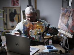 Ada Corona, Dosen Seni Lukis Ini Ajar Siswa Melukis via Laptop