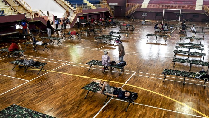 GOR Ciracas di Jakarta Timur dialihfungsikan menjadi tempat penampungan sementara tunawisma. Berikut penampakannya.