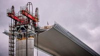 Terletak di lembah Polcevera, bagian jembatan baru ini sudah diangkat ke tempatnya pada minggu yang menandakan penyelesaian proyek. Jembatan itu adalah penghubung jalur arteri di Italia utara.