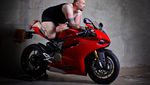 Yaaa Ampun, Laki-laki Tiru Pose Wanita Seksi di Atas Ducati Panigale