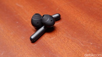 Enco Free memiliki tip silikon yang memudahkan penyesuaian dan kenyamanan saat digunakan di telinga. Foto: Adi Fida Rahman/detikINET