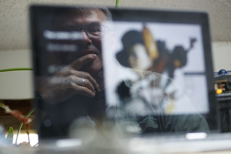 Dosen seni di Penn State York masih tetap menjalankan profesinya meski harus melalui layar laptop bagaimana caranya?