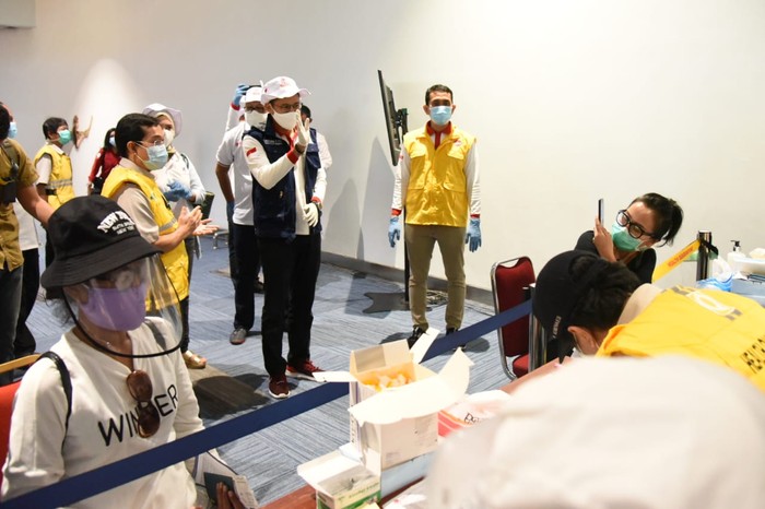 Relawan Indonesia Bersatu Lawan COVID-19 menerjunkan 13 dokter untuk menjalani rapid test massal di Bandara Soekarno-Hatta.