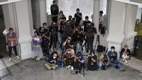Para fotografer mengenakan masker di wajah sebagai langkah pencegahan terhadap virus Corona, ketika mereka memotret peragaan busana China Fashion Week koleksi DEJIN, di Beijing, Cina.