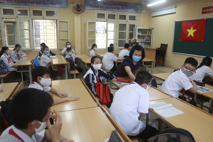 Jutaan anak-anak di Vietnam kembali bersekolah, Senin (4/5). Sekolah-sekolah dibuka setelah otoritas Vietnam melaporkan nol kasus penularan virus Corona.