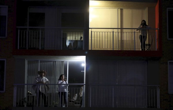 Warga yang ingin menonton film tersebut tidak memerlukan tiket, mereka dapat menontonnya dari balkon tempat tinggalnya tanpa harus keluar rumah. (AP Photo/Fernando Vergara) Warga yang ingin menonton film tersebut tidak memerlukan tiket, mereka dapat menontonnya dari balkon tempat tinggalnya tanpa harus keluar rumah. (AP Photo/Fernando Vergara)