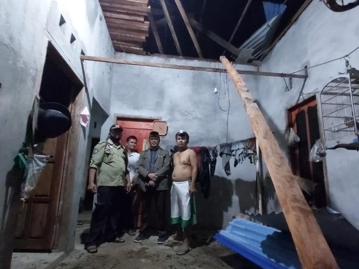 Puting beliung rusak rumah warga di Belitung Selatan.