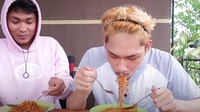 Beberapa kali Ferdian sempat mengucapkan kata-kata umpatan kepada temannya. Bahkan ia meminta temannya untuk membelikannya rokok jika temannya itu gagal menghabiskan mie pedas di piringnya. Foto: YouTube Ferdian Paleka