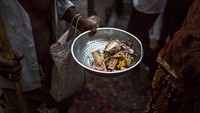 Namun tidak semua kegiatan dalam festival itu mengerikan. Jemaah juga dapat mempersembahkan makanan, bunga, dan doa di kuburan sang sufi. Beberapa tokoh sufi lain yang terkenal di India adalah Khwaja Garib Nawaz dan Hazrat Nizamuddin Auliya.