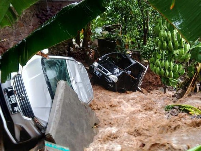 Mobil hanyut diterjang banjir di Cilegon