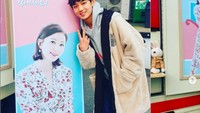 Selain akting yang bagus, Jin Seo juga berparas tampan dan menggemaskan. Tak heran kalau ia jadi punya banyak penggemar. Begini pose dua jarinya di depan banner sang ibu dalam drama. Foto: Instagram