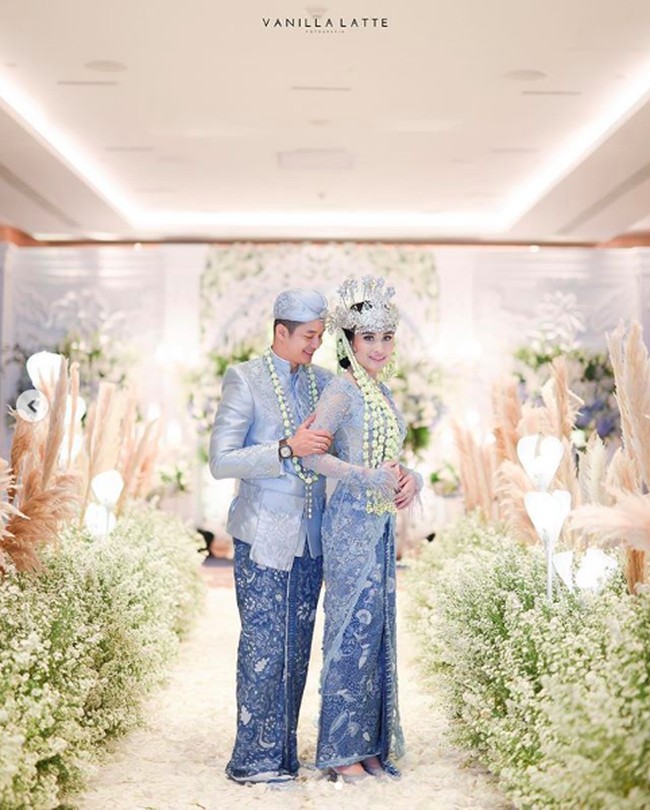 Aktor Adly Fayruz menikahi kekasihnya Angbeen Rishi pada 28 Maret 2020. Menikah di tenga Corona, keduanya menggelar akad nikah yang hanya dihadiri keluarga inti di sebuah hotel di kawasan Pondok Indah, Jakarta Selatan. Meskipun hanya akad nikah tanpa resepsi, Adly dan Angbeen tetap tampil layaknya pengantin yang menggelar pernikahan pada umumnya. Keduanya tampil sebagai pengantin adat Sunda. Angbeen terlihat glamour dengan kebaya pengantin biru dan siger. Foto: Instagram