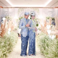 Aktor Adly Fayruz menikahi kekasihnya Angbeen Rishi pada 28 Maret 2020. Menikah di tenga Corona, keduanya menggelar akad nikah yang hanya dihadiri keluarga inti di sebuah hotel di kawasan Pondok Indah, Jakarta Selatan. Meskipun hanya akad nikah tanpa resepsi, Adly dan Angbeen tetap tampil layaknya pengantin yang menggelar pernikahan pada umumnya. Keduanya tampil sebagai pengantin adat Sunda. Angbeen terlihat glamour dengan kebaya pengantin biru dan siger. Foto: Instagram