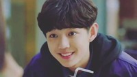 Ini adalah salah satu adegan Jin Seo dalam drama The World of Married. Kala itu ia tengah duduk di kafe, main game, dan menikmati minuman segar ditemani sang ibu. Foto: Instagram