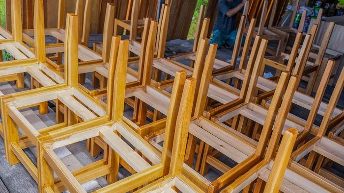 Perajin membuat kursi dengan bahan kayu aloy di Jalan Sisingamangaraja, Palangkaraya, Kalimantan Tengah, Senin (20/4/2020). Kepala Badan Kebijakan Fiskal (BKF) Kementerian Keuangan Febrio Nathan mengatakan pemerintah segera merilis kebijakan relaksasi dan stimulus bagi pelaku Usaha Mikro, Kecil, dan Menengah (UMKM) dengan anggaran Rp150 triliun untuk pemulihan ekonomi akibat pandemi COVID-19. ANTARA FOTO/Makna Zaezar/wsj.