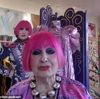 Rhodes yang terkenal dengan rambut merah muda dan riasan pelangi adalah salah satu desainer yang pernah menata busana Putri Diana dan sejumlah selebriti lainnya, seperti Shirley Bassey dan Nicole Richie.  Foto: Youtube mywardmal