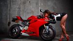 Yaaa Ampun, Laki-laki Tiru Pose Wanita Seksi di Atas Ducati Panigale