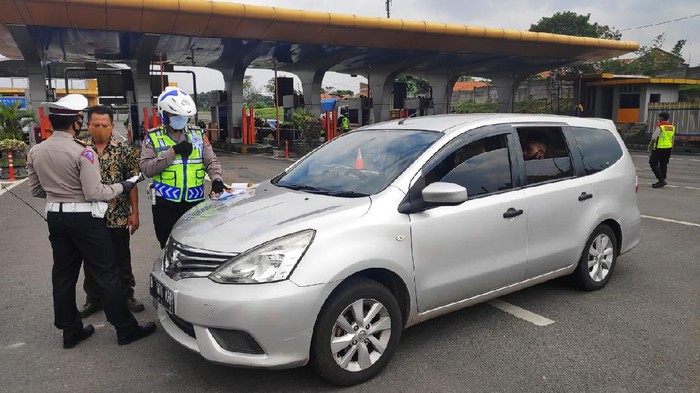 Petugas tindak mobil pemudik