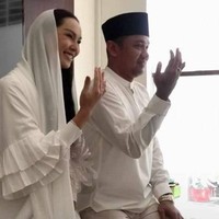 Kalina Oktarani resmi menikah dengan pengacara Insank Nasruddin pada 17 Maret 2020. Menikah di tengah pandemi Corona, pernikahan Kalina dan Insank digelar sangat sederhana. Kedua mempelai pun tampil simpel dengan busana serba putih saat akad nikah. Foto: Instagram