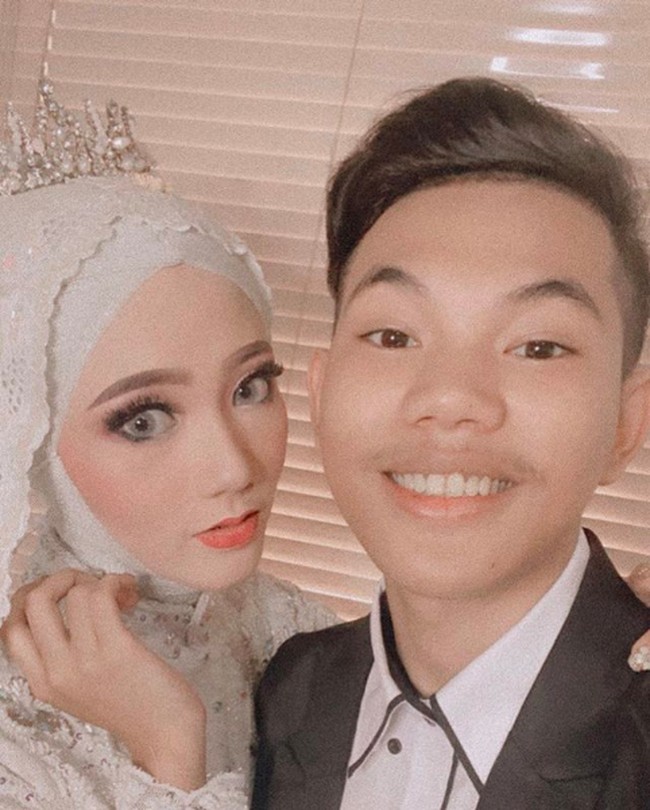 Penyanyi Tegar Septian menikahi Sarah Sheilka di usianya yang masih 18 tahun. Pelantun lagu Aku yang Dulu Bukanlah yang Sekarang ini itu menggelar pernikahan di tengah Corona di kawasan Garut, Jawa Barat pada 20 Maret 2020. Meski acara digelar sederhana, Sarah sang mempelai wanita tetap tampil heboh dengan gaun pengantin dan mahkota kecil menghiasi hijabnya. Foto: Instagram