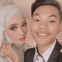 Penyanyi Tegar Septian menikahi Sarah Sheilka di usianya yang masih 18 tahun. Pelantun lagu Aku yang Dulu Bukanlah yang Sekarang ini itu menggelar pernikahan di tengah Corona di kawasan Garut, Jawa Barat pada 20 Maret 2020. Meski acara digelar sederhana, Sarah sang mempelai wanita tetap tampil heboh dengan gaun pengantin dan mahkota kecil menghiasi hijabnya. Foto: Instagram