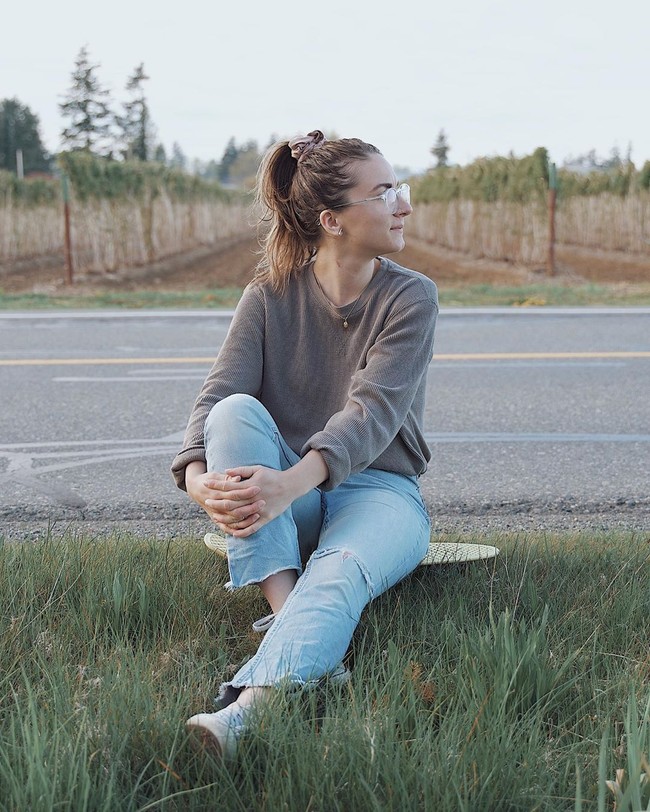 Savannah membawa kursi malasnya, dan Hamilton juga membawa selimut. Keduanya duduk bersebrangan. Tidak lupa dengan camilan masing-masing. Mereka pun biasanya mengobrol dengan saling berteriak karena suara-suara bising kendaraan.  Foto: dok. Instagram