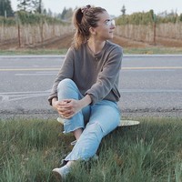 Savannah membawa kursi malasnya, dan Hamilton juga membawa selimut. Keduanya duduk bersebrangan. Tidak lupa dengan camilan masing-masing. Mereka pun biasanya mengobrol dengan saling berteriak karena suara-suara bising kendaraan.  Foto: dok. Instagram