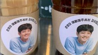 Hayooo, penggemar Jin Seo pasti ingin sekali mencicipi minuman ini. Pasalnya ada wajah imut Jin Seo di stiker minuman. Foto: Instagram