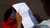 Selain itu, mereka juga harus menandatangani surat pernyataan tak akan mengulangi lagi perbuatannya itu.