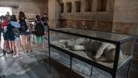Barang-barang temuan di reruntuhan Pompeii menunjukkan bagaimana seks menjadi napas kota itu. Beberapa artefak hasil galian sejak abad ke-18 menunjukkan karya seni Pompeii kerap berbau birahi. Giorgio Cosulich/Getty Images.
