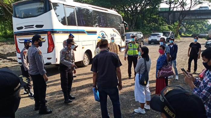 polisi hentikan bus isi 5 pekerja migran indonesia