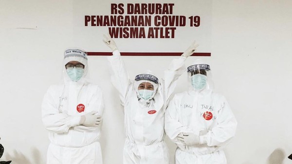 Potret Selebgram Falla Adinda Jadi Relawan Medis Corona di Wisma Atlet