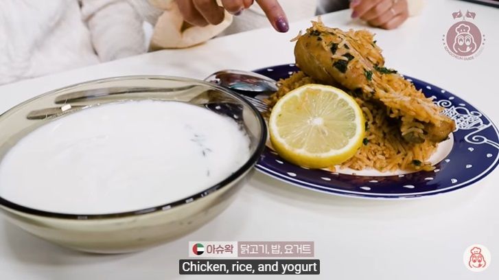 Yunhyeong iKON cicip makanan Arab