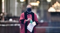 Pihak gereja juga menjaga kebersihan dengan menyediakan hand sanitizer dan mewajibkan pengunjung memakai masker.