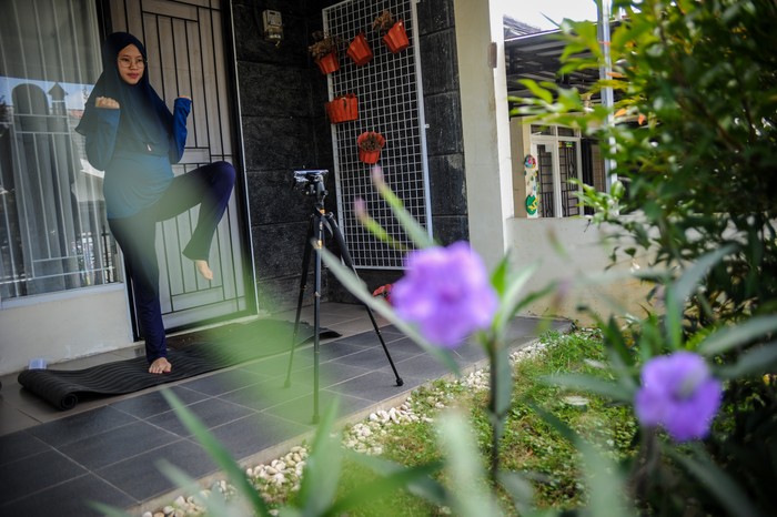 Instruktur senam menggelar kelas senam kehamilan secara daring. Hal ini untuk mengurangi interaksi dengan banyak orang selama pandemi COVID-19.