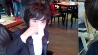 Ternyata Jin Seo sudah hobi berpose dengan makanan sejak kecil. Lihat saja nih potret gemasnya menenggak minuman kala memakai jas rapi.   Foto: Instagram