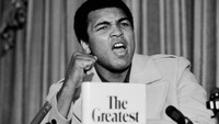 Pertama adalah atlet petinju raja dunia Muhammad Ali. Pria kelahiran Januari 1942 ini mulai memeluk islam pada era gerakan hak-hak sipil di Amerika Serikat sekitar tahun 1960-an. Awalanya beliua dilahirkan dengan nama Cassius Marcellus Clay, Jr. Tetapi setelah memeluk Islam, nama beliau menjadi Muhammad Ali. Evening Standard/Hulton Archive/Getty Images.