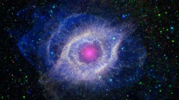 Nebula Helix adalah bintang yang mati dan berjarak 650 tahun cahaya. Dua teleskop NASA menangkap momen sekaratnya pada awal Oktober 2012 silam. Foto: NASA