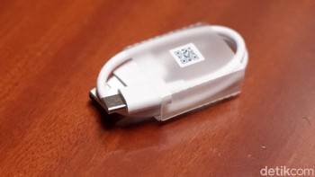 Disertakan pula kabel charger USB Type C. Foto: Adi Fida Rahman/detikINET