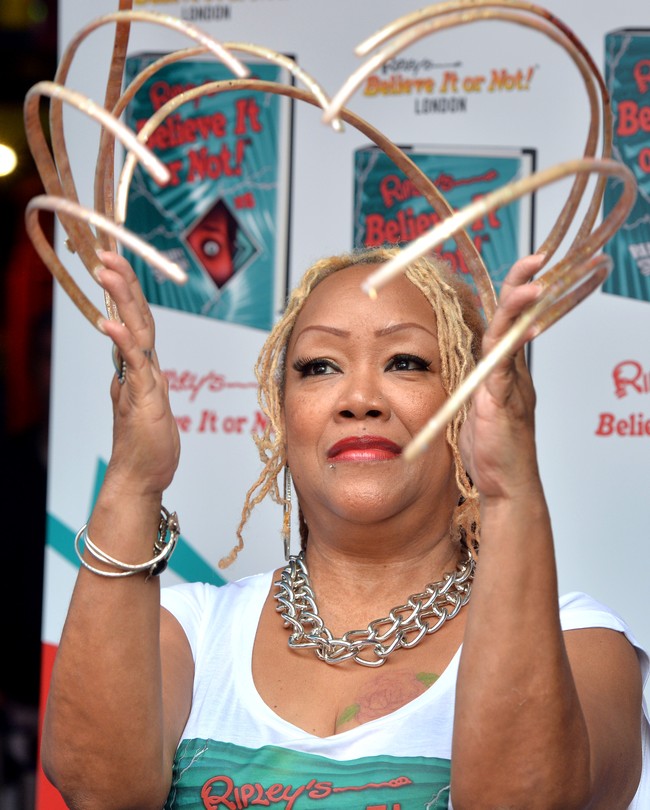 Meski bisa pecahkan rekor dunia, punya kuku panjang tak selamanya menyenangkan. Ia mengaku terkadang kerepotan saat melakukan aktivitas tertentu. Mau makan popcorn saja harus pakai sendok, kata dia. Untung, Ayanna punya keponakan yang mau membantunya membersihkan rumah. (Foto: Getty Images/Anthony Harvey)