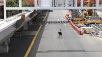 Hawaii yang selama ini dikenal sebagai destinasi liburan tropis harus menutup diri untuk sementara lantaran tak ingin Corona menyebar di negara tersebut. Ketika jumlah kasus Corona mulai melonjak pada bulan Maret, Gubernur Hawaii, David Ige langsung mengambil tindakan dengan menutup perbatasan.