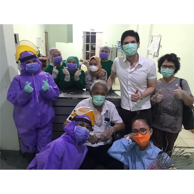  Chika bersyukur kini dirinya kembali dinyatakan sudah terbebas dari virus Corona. Berdasarkan tes swab keempat yang dijalaninya pada 22 April 2020, hasilnya negatif. Begitu juga dari tes swab kelima yang dilakukannya pada 27 April, hasilnya juga negatif. Jadi sekarang aku masih menunggu surat dari dinas kesehatan bahwa aku bebas COVID-19. Dan aku masih belum boleh ke mana-mana dulu, ucapnya. Foto: instagram @chikamailoa