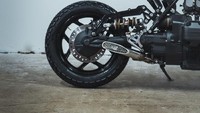 Sementara untuk menyeimbangkan sisi belakang, disematkan suspensi merek YSS yang dipasang secara horizontal ke swingarm, untuk menghasilkan efek suspensi pushrod seperti yang digunakan pada mobil balap.Foto: Drivemag