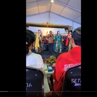 Yan Vellia sering terlihat mendampingi Didi Kempot naik ke atas panggung. Wanita berambut panjang ini juga berprofesi sebagai penyanyi. Salah satu aksinya menyanyi bareng Didi Kempot diunggahnya ke akun Twitternya. Dia dan sang suami tampak duet menyanyikan lagu Cucak Rowo di depan Presiden Jokowi. Foto: Dok. Twitter