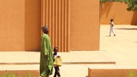 Selain itu, bangunan masjid ini juga dilengkapi dengan saluran irigasi yang dibangun di sekitar masjid guna mengantisipasi terjadinya banjir. Istimewa/Dok. Mariama Kah via Archdaily.