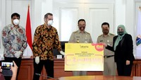 Indosat Ooredoo juga menyalurkan bantuan kepada para tenaga kesehatan yang ada di garda depan penanganan Covid-19 dengan dengan menyediakan fasilitas tempat tinggal sementara dan mobilisasi dari hotel-hotel yang dikelola oleh BUMD Jakarta Turisindo. 