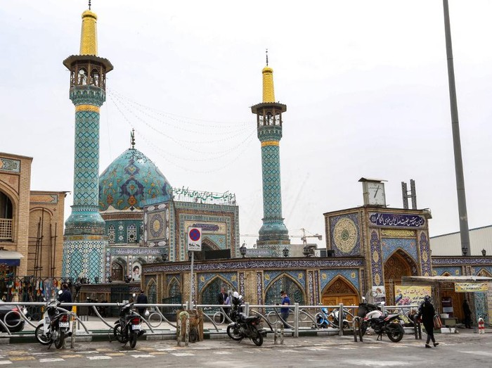 This picture taken on April 25, 2020 during the Muslim holy motnh of Ramadan shows a view from outside the closed Imamzadeh Saleh in the Iranian capital Tehrans Shemiran district, as all mosques and places of worship are closed due to the COVID-19 coronavirus pandemic. (Photo by ATTA KENARE / AFP)